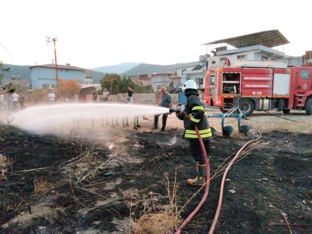Hatay Hassa’da Bahçe Yangını Büyümeden Söndürüldü5