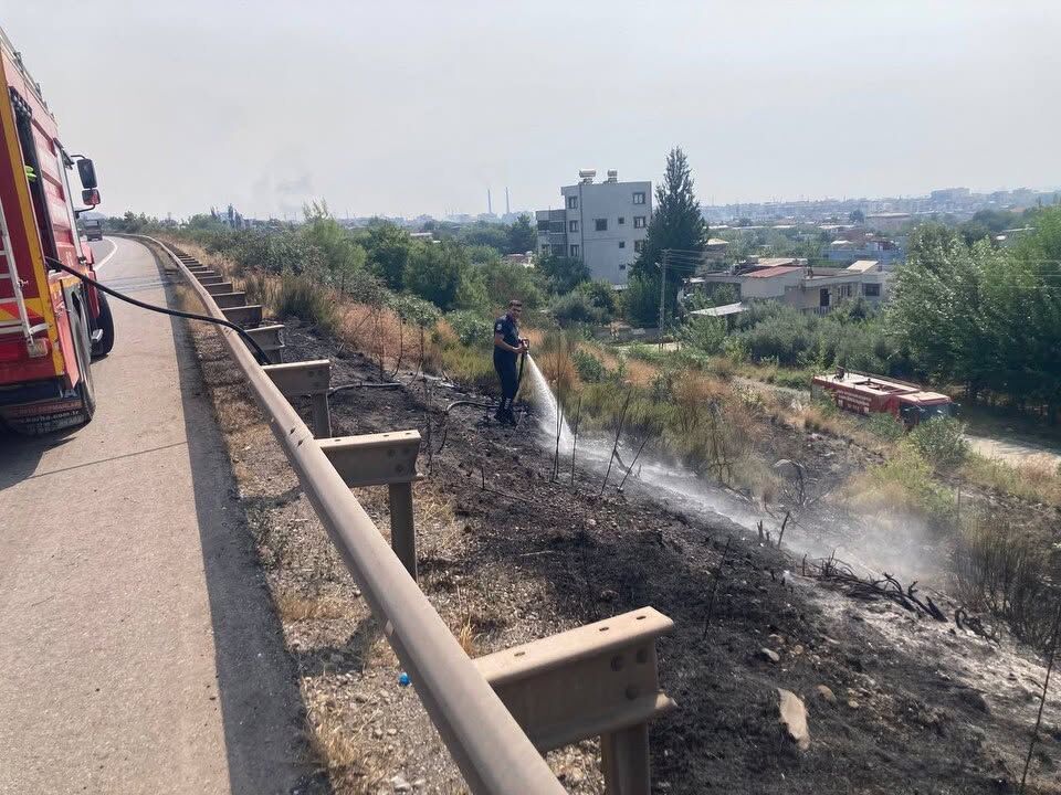 Hatay’da Otoyol Kenarındaki Yangın Büyümeden Söndürüldü3