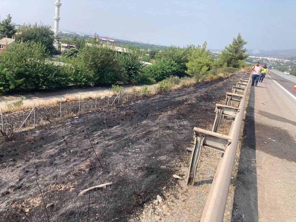 Hatay’da Otoyol Kenarındaki Yangın Büyümeden Söndürüldü4