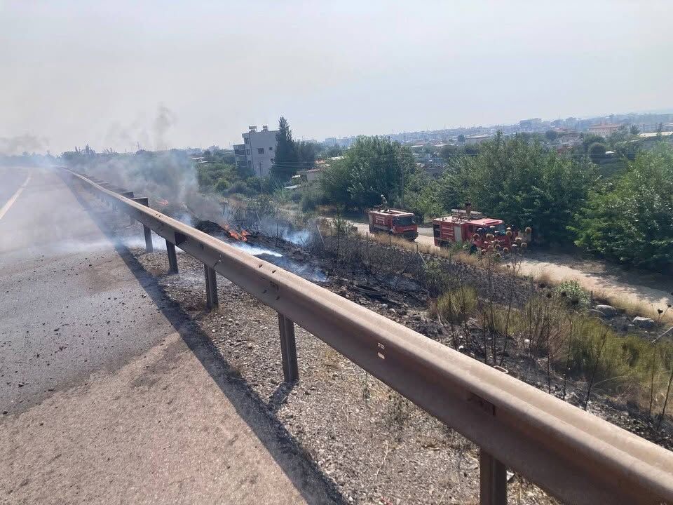 Hatay’da Otoyol Kenarındaki Yangın Büyümeden Söndürüldü5