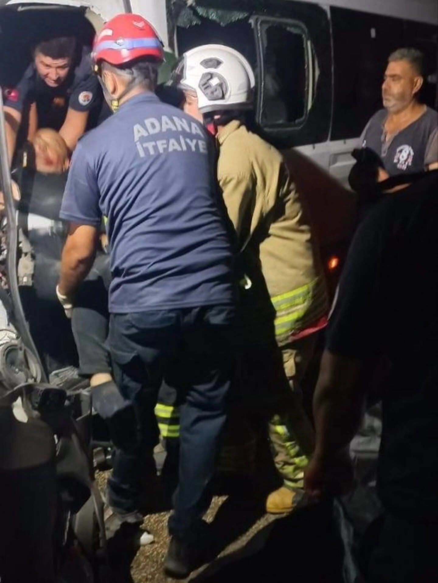 Hatay’da Tır Ve Minibüs Çarpıştı 1 Ölü 13 Yaralı2