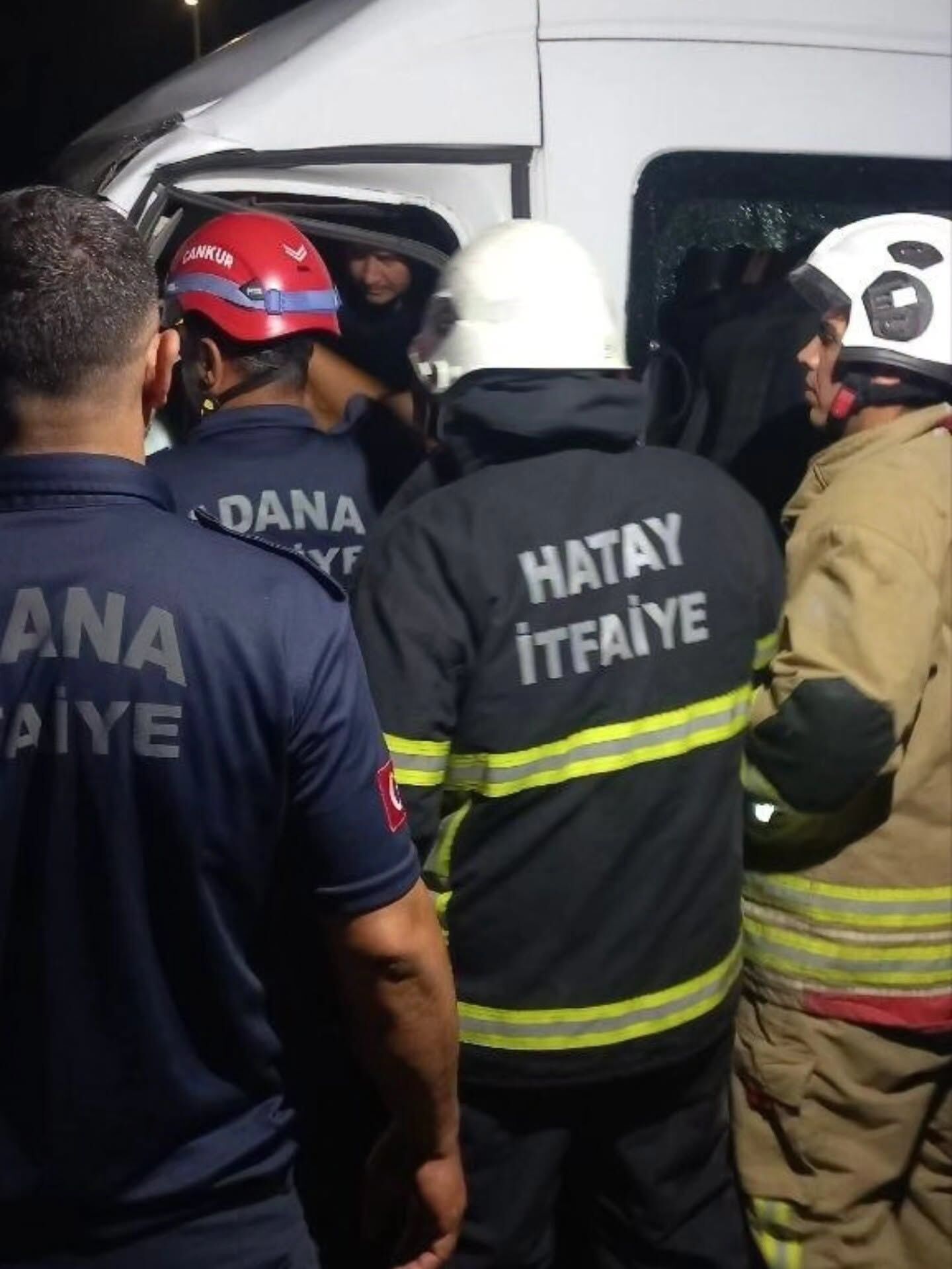 Hatay’da Tır Ve Minibüs Çarpıştı 1 Ölü 13 Yaralı3