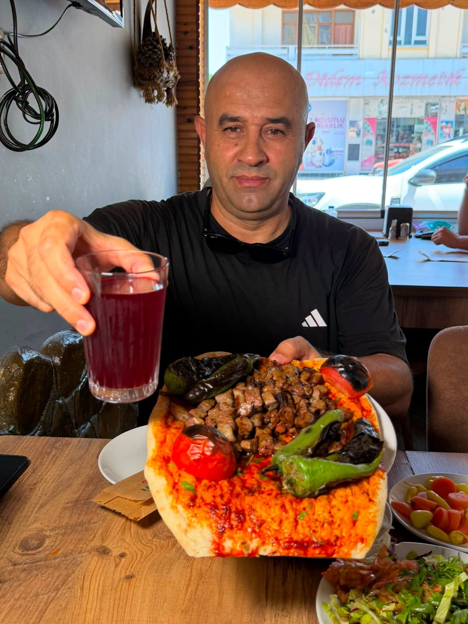 Köz Ateşinde Kuzu Ciğer, Yanında Buz Gibi Şalgam! Kozan’da Lezzet Başka