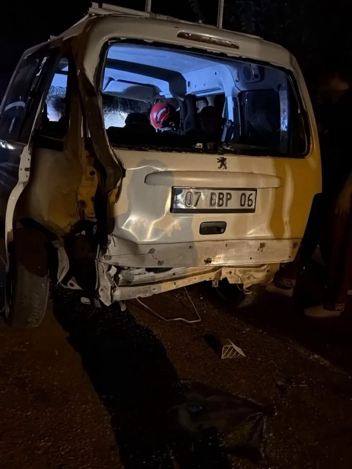 Kozan Kadirli Yolunda Zincirleme Kaza 2 Yaralı (1)