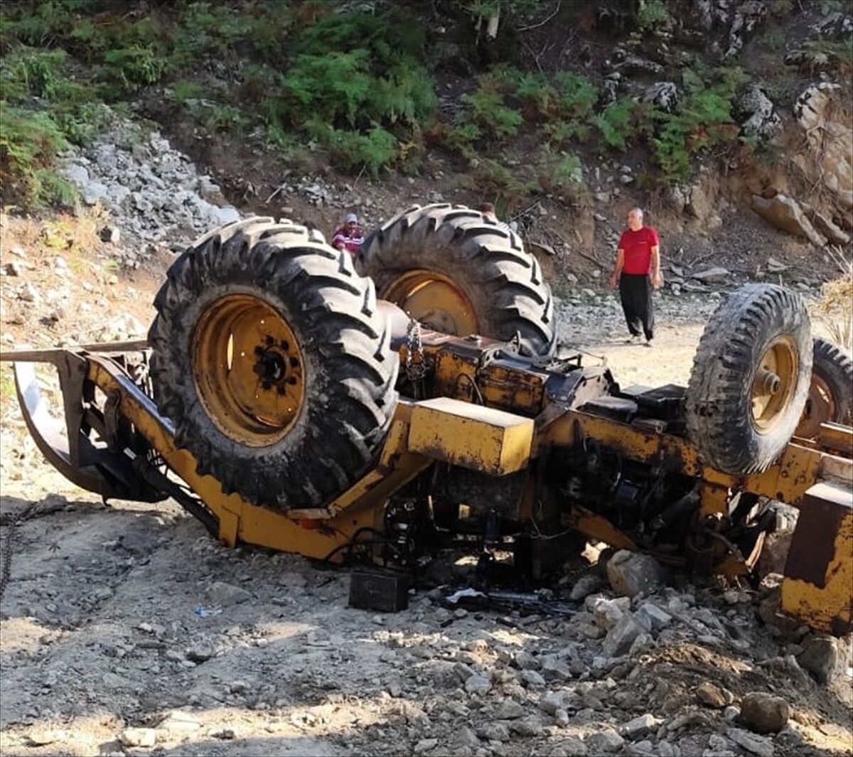 Osmaniye'de Devrilen Iş Makinesinin Operatörü Yaralandı