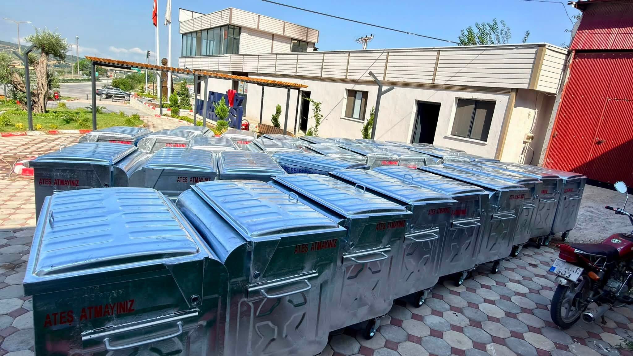 Yarbaşı Belediye Başkanı Ökkeş Aksoy’a 30 konteyner desteği