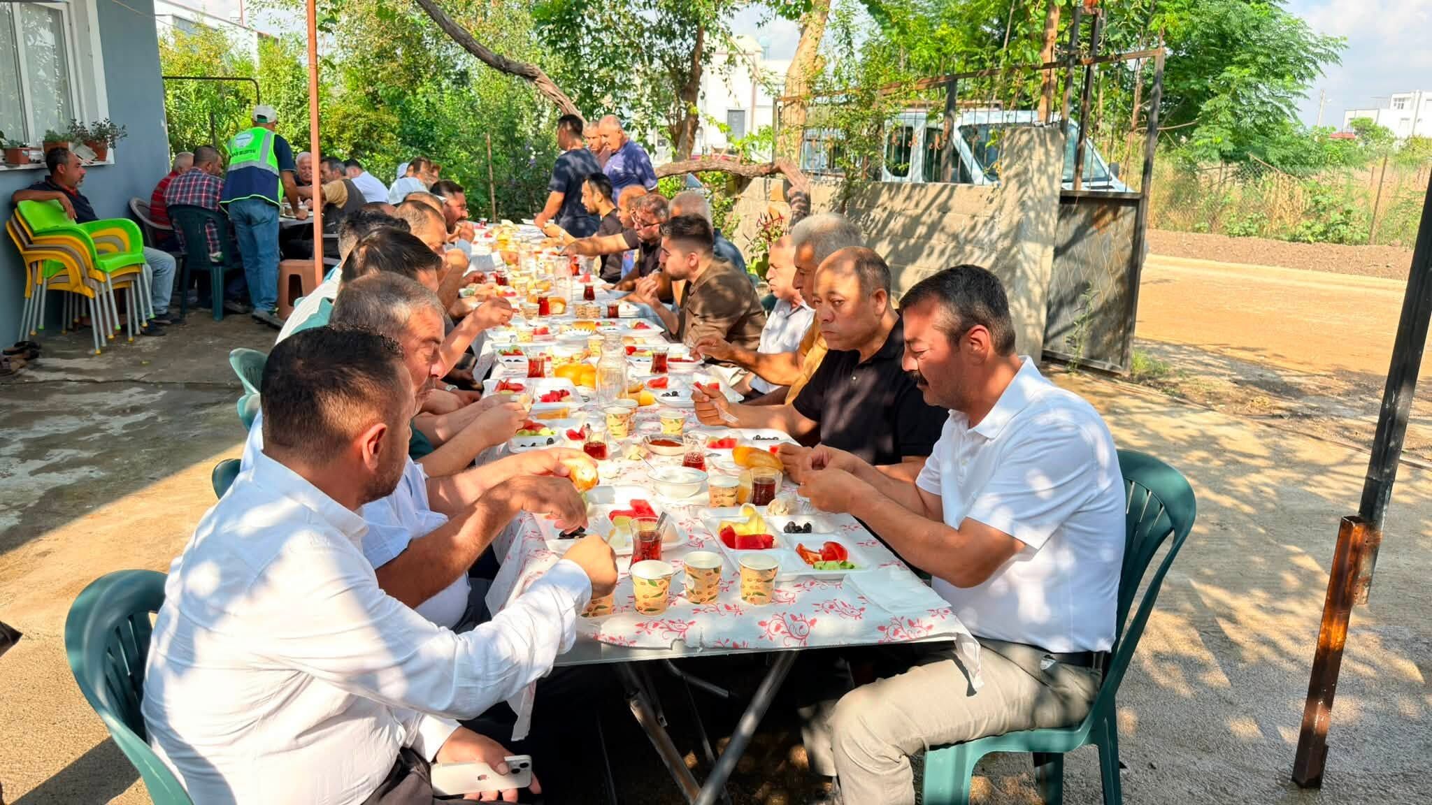 Yarbaşı Belediye Başkanı Ökkeş Aksoy Sahada Kahvaltı Yaptı-1