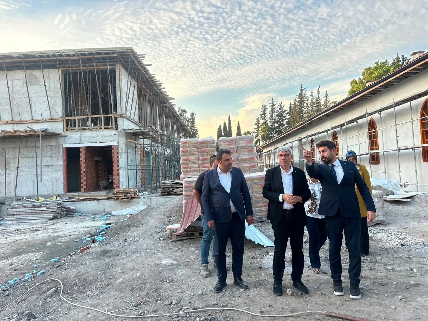 Osmaniye'de Milletvekili Gülsoy Kütüphane İnşaatını İnceledi