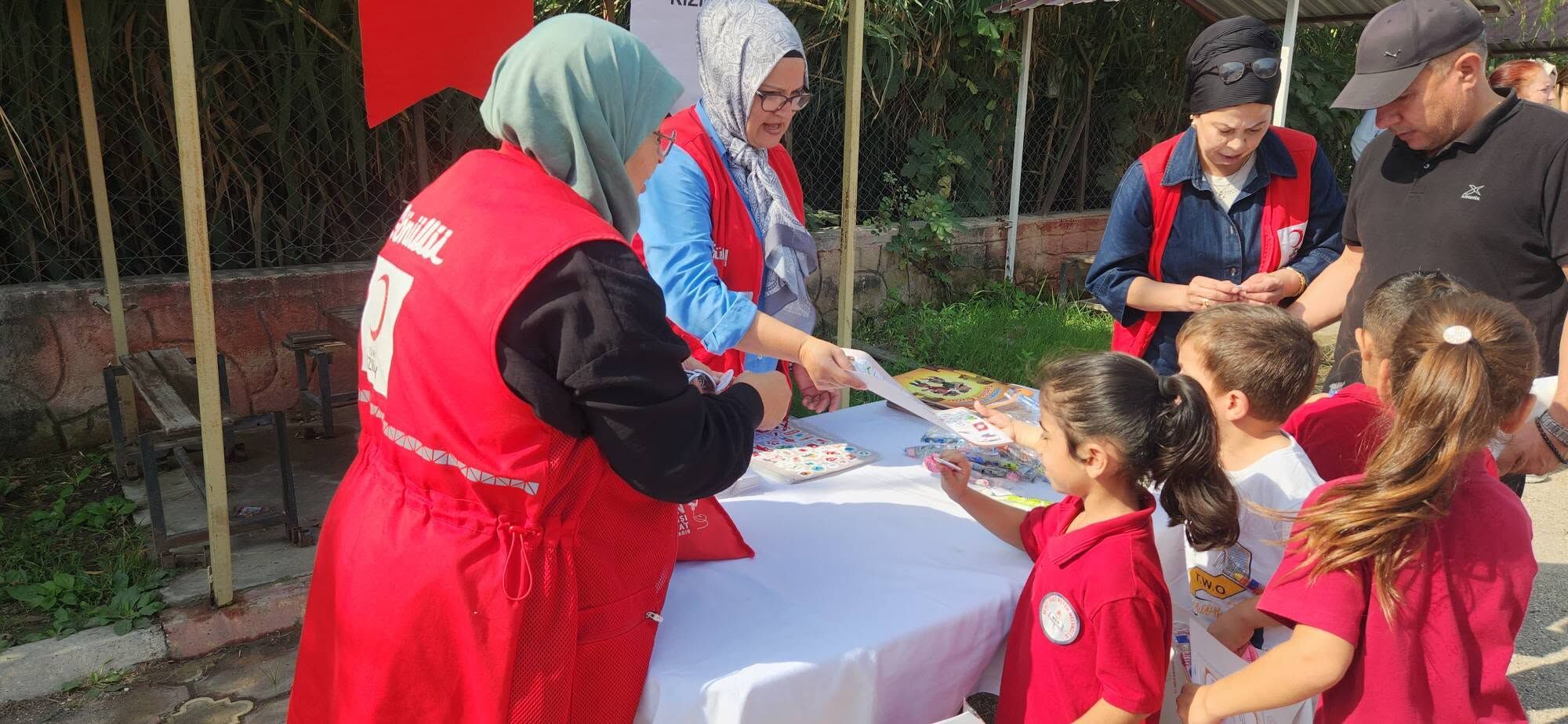 Kadirli’de Öğrencilere Kızılay ve Sağlık Desteği
