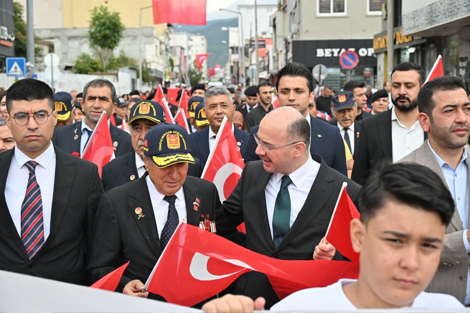 Vali Serdengeçti Gazilerle Omuz Omuza Yürüdü