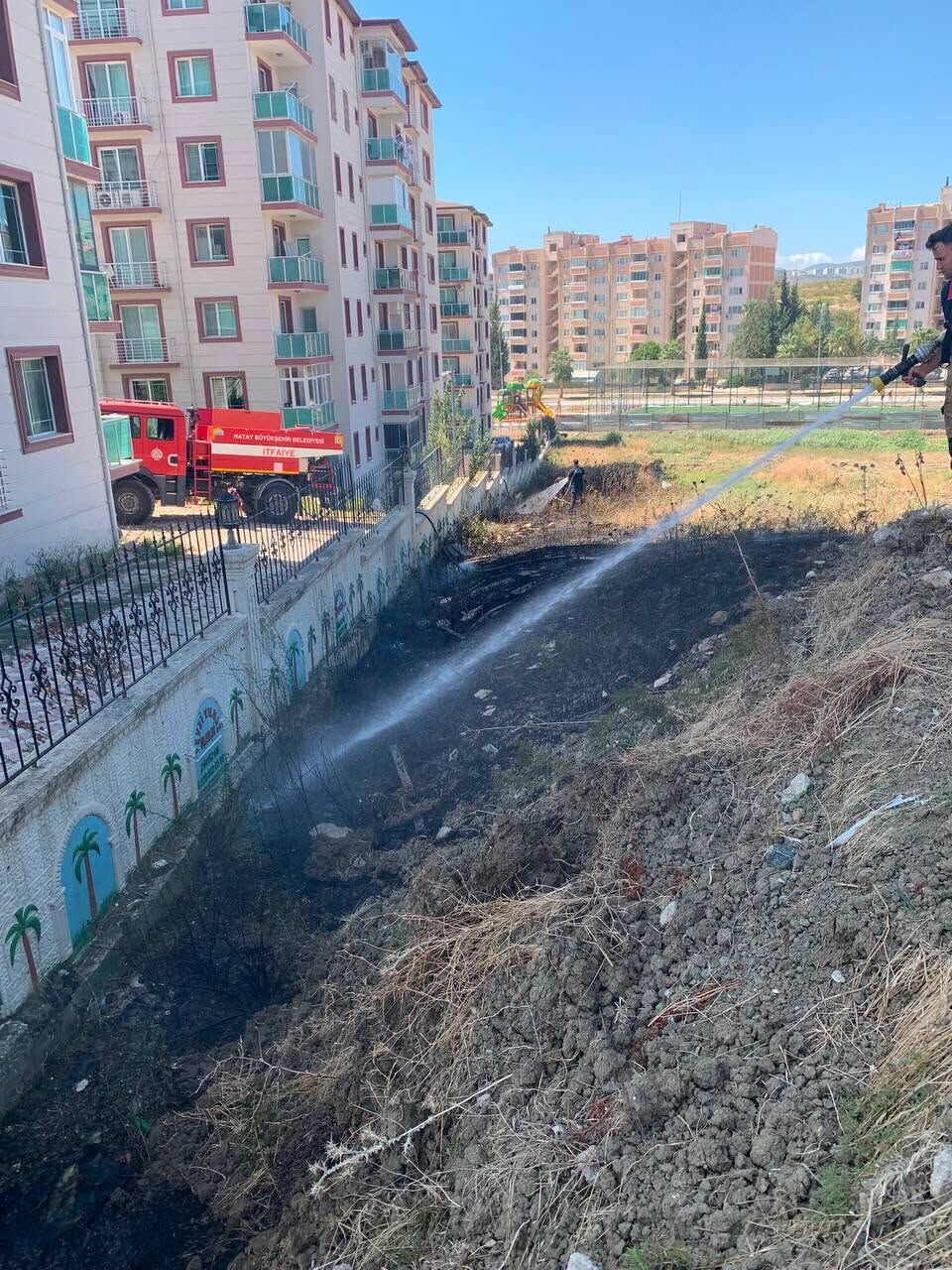 Hatay’da 4 İlçede Yangın Çıktı İtfaiye Müdahale Etti