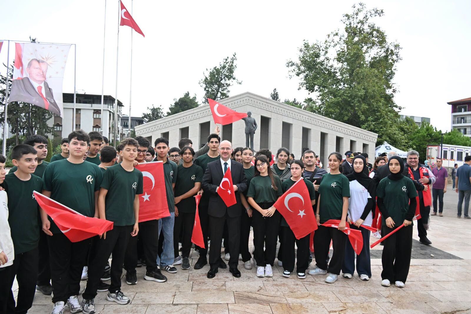 Vali Serdengeçti Gazilerle Omuz Omuza Yürüdü-1