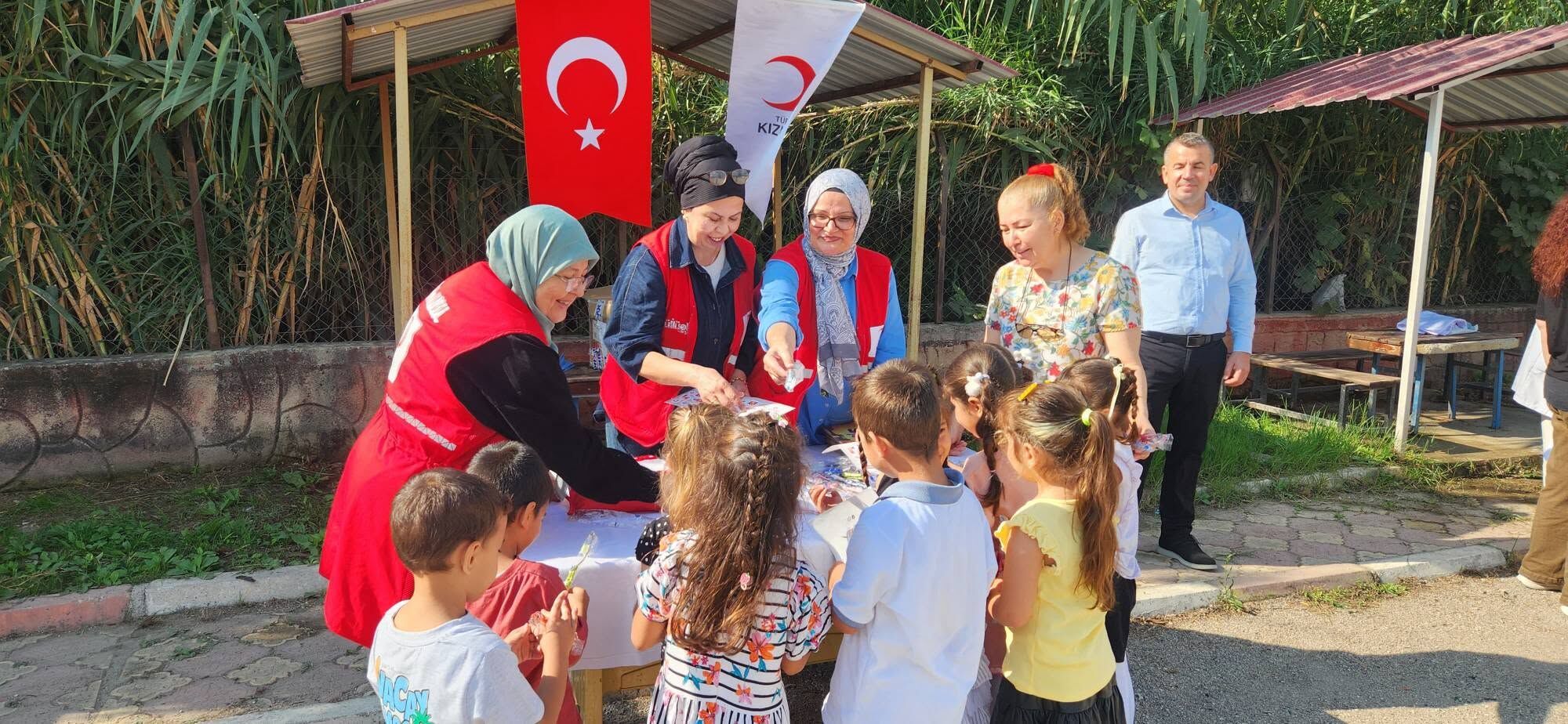 Kadirli’de Öğrencilere Kızılay ve Sağlık Desteği