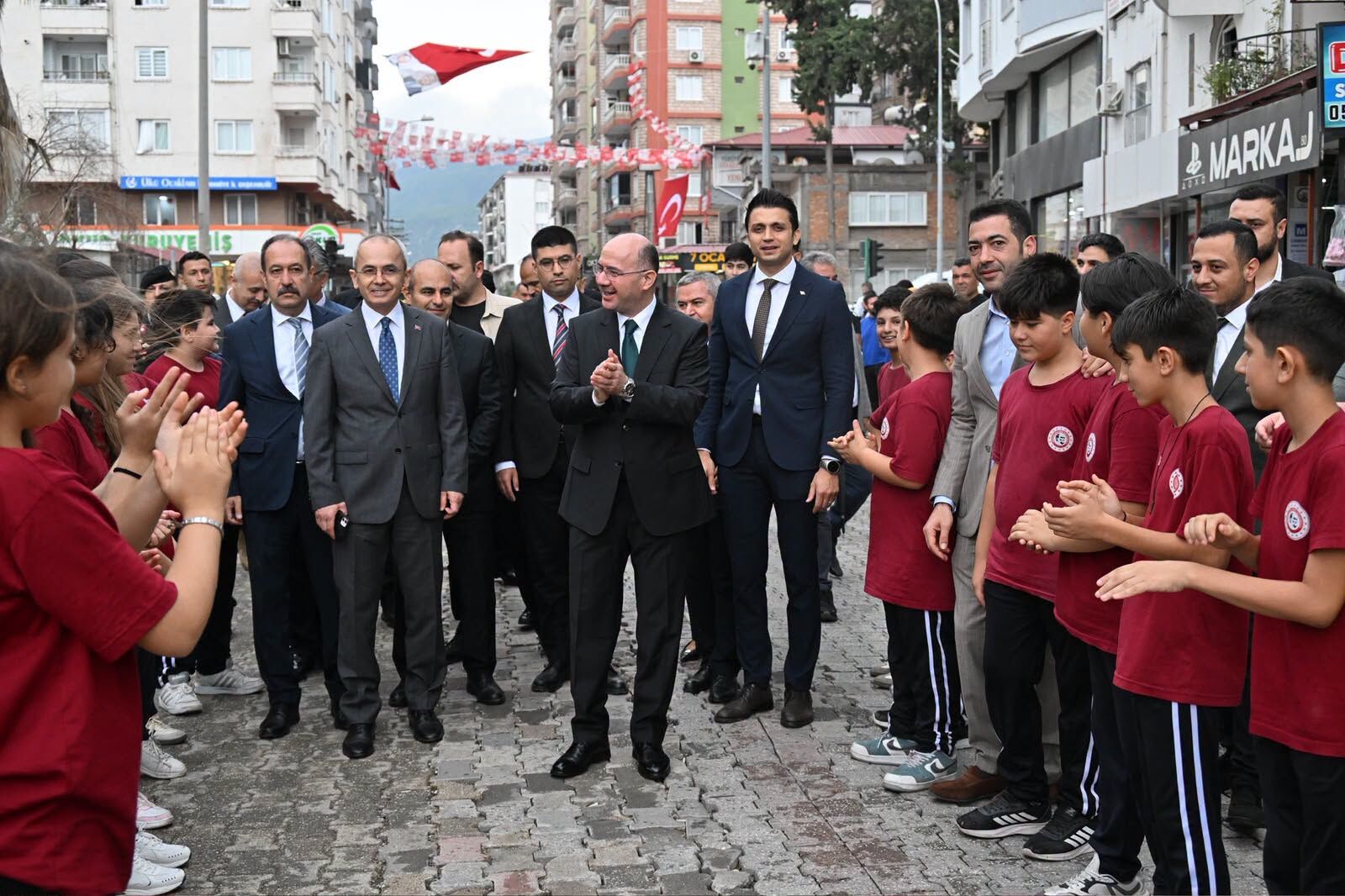Vali Serdengeçti Gazilerle Omuz Omuza Yürüdü