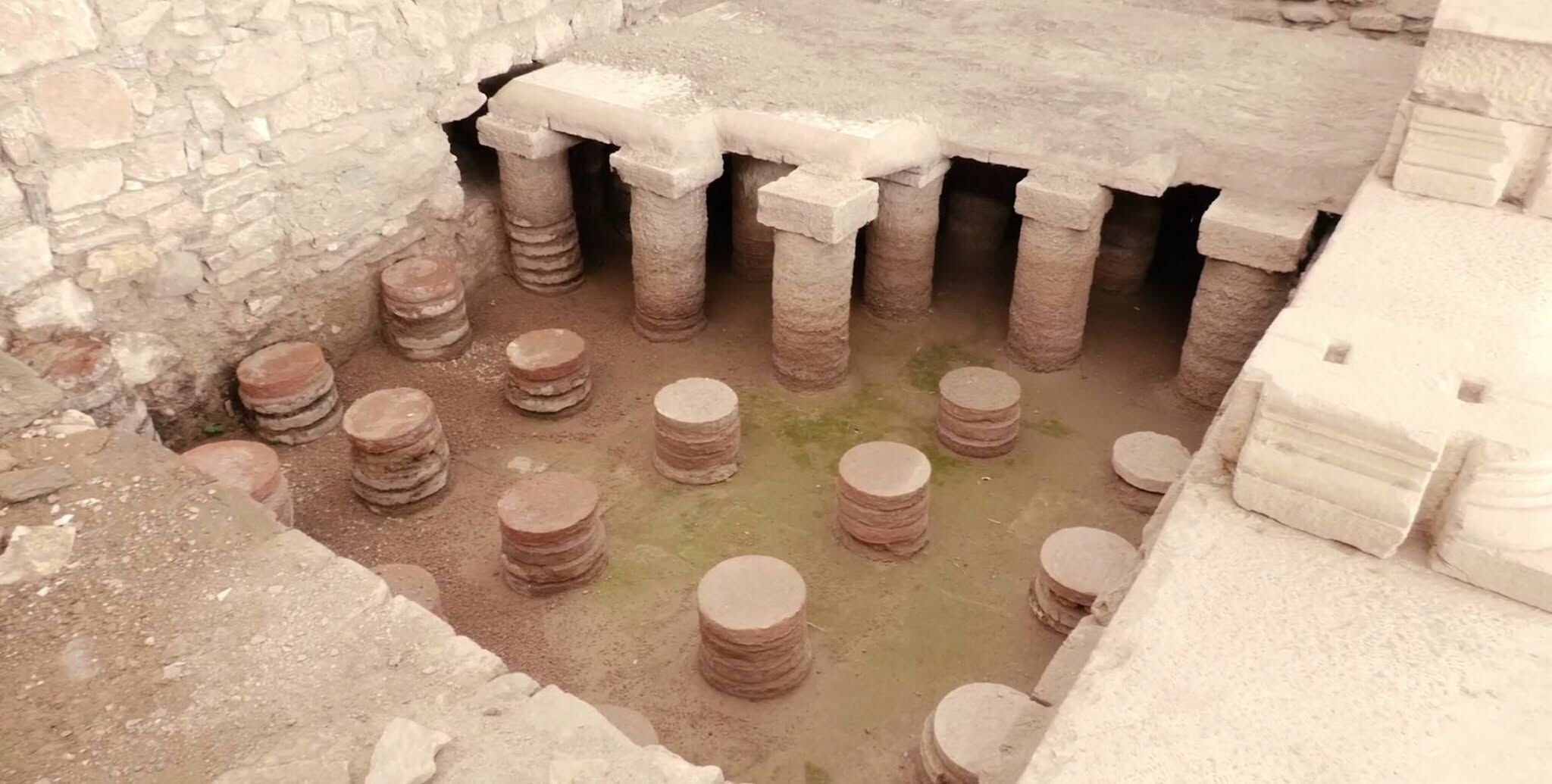 İzmir’de Metropolis’in Roma Hamamları Geçmişe Işık Tutuyor