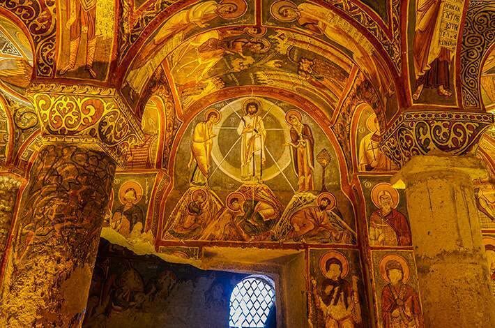 Nevşehir'de Bin Yıllık Freskleriyle Karanlık Kilise