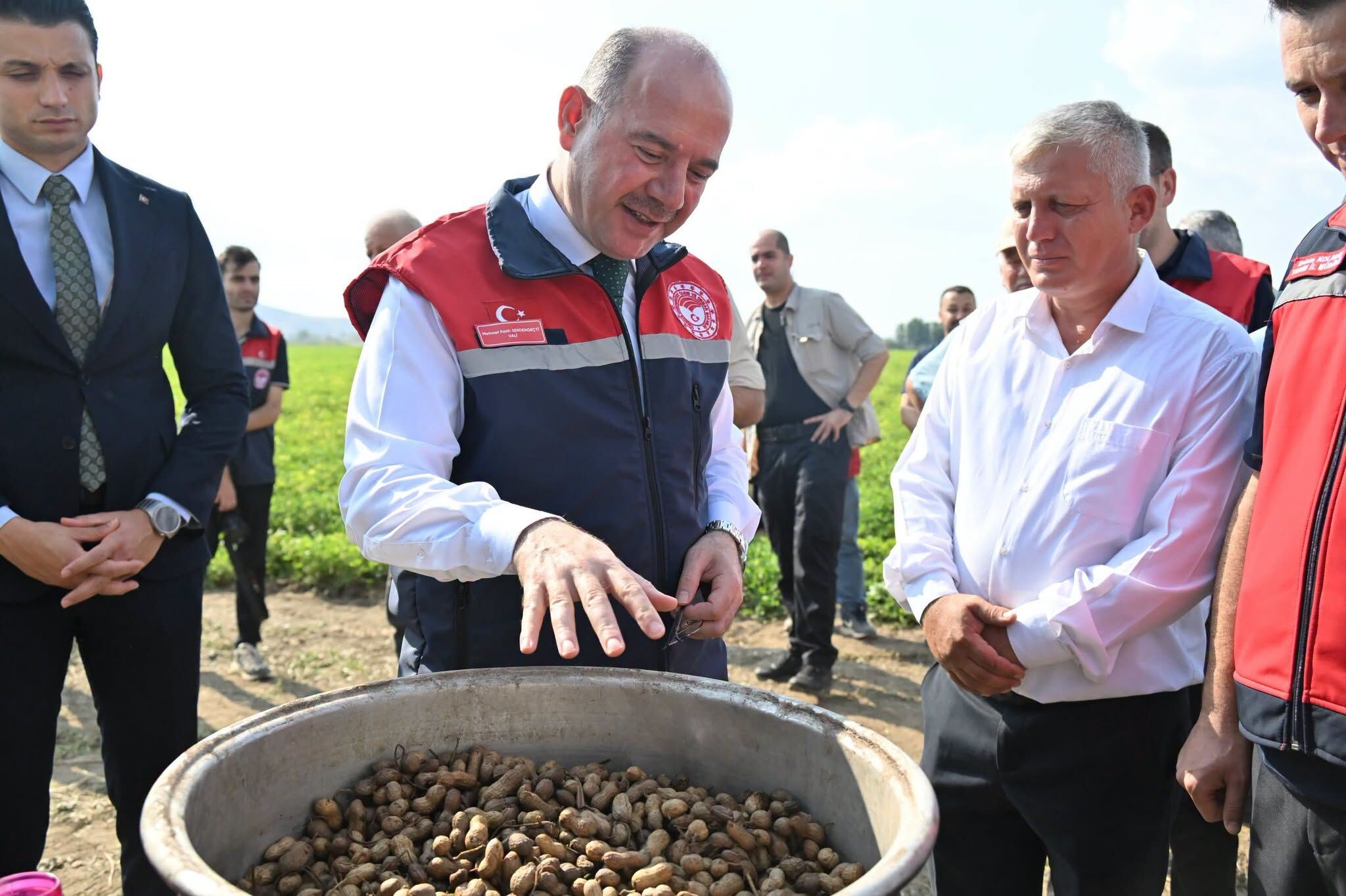 Osmaniye Valisi Serdengeçti Fıstık Hasadına Katıldı