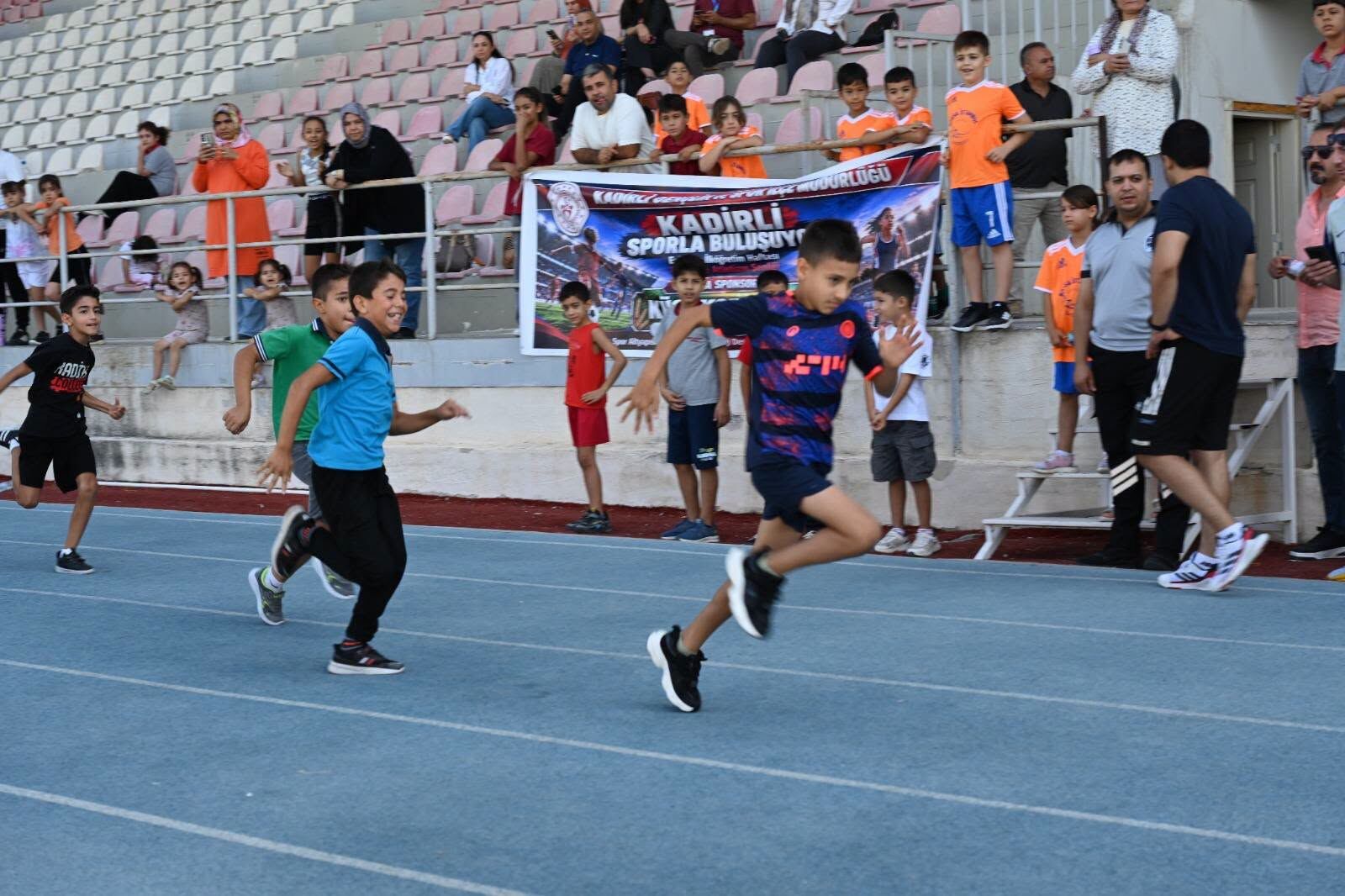 Kadirli’de Atletizm Şenliğinde Genç Yetenekler Keşfediliyor