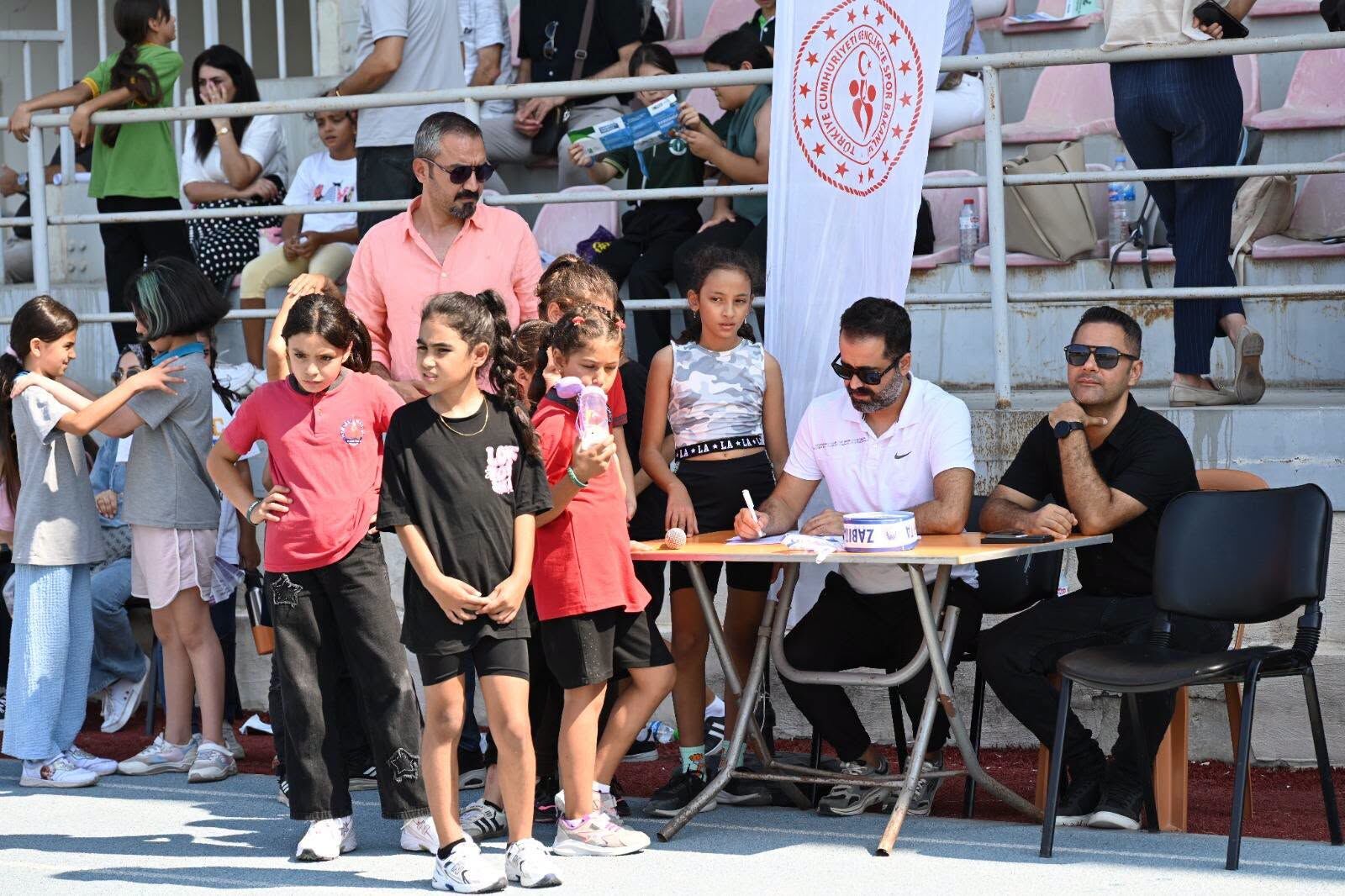 Kadirli’de Atletizm Şenliğinde Genç Yetenekler Keşfediliyor-1