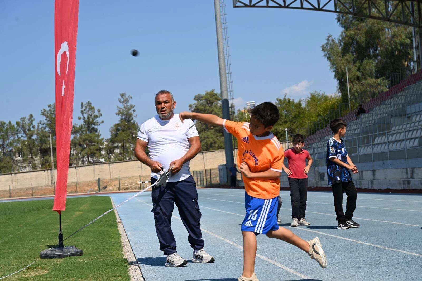 Kadirli’de Atletizm Şenliğinde Genç Yetenekler Keşfediliyor