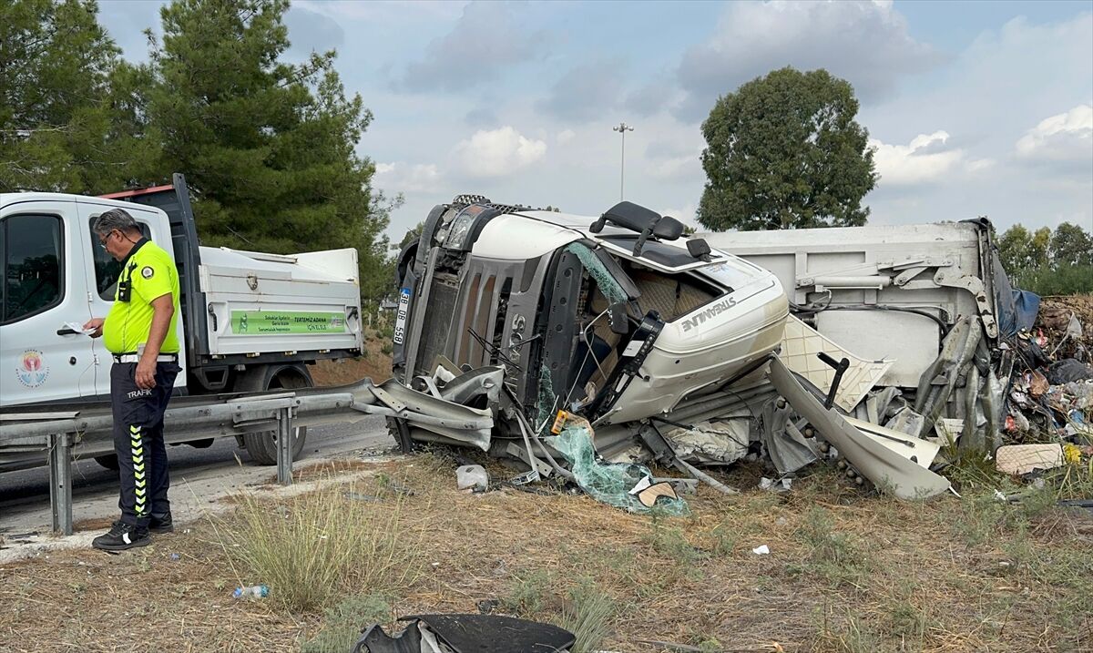 Adana'da devrilen atık yüklü tırın sürücüsü yaralandı
