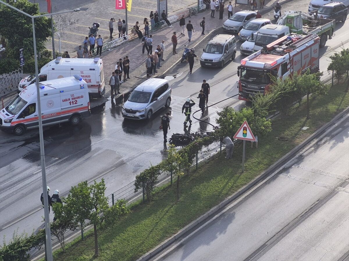 Alanya'da seyir halindeki elektrikli motosiklet yandı