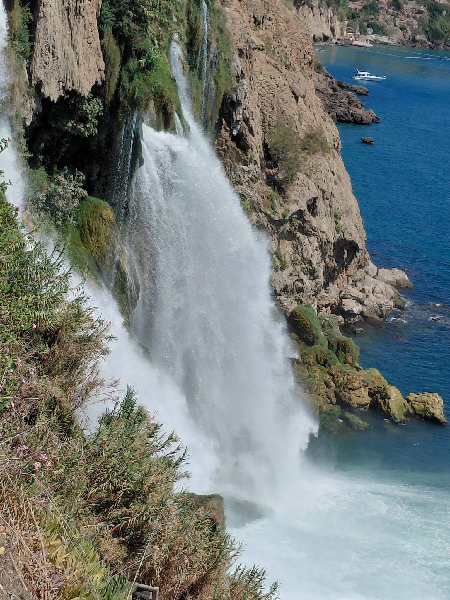 Antalya’da Aşağı Düden Şelalesi Ziyaretçileri Büyülüyor2
