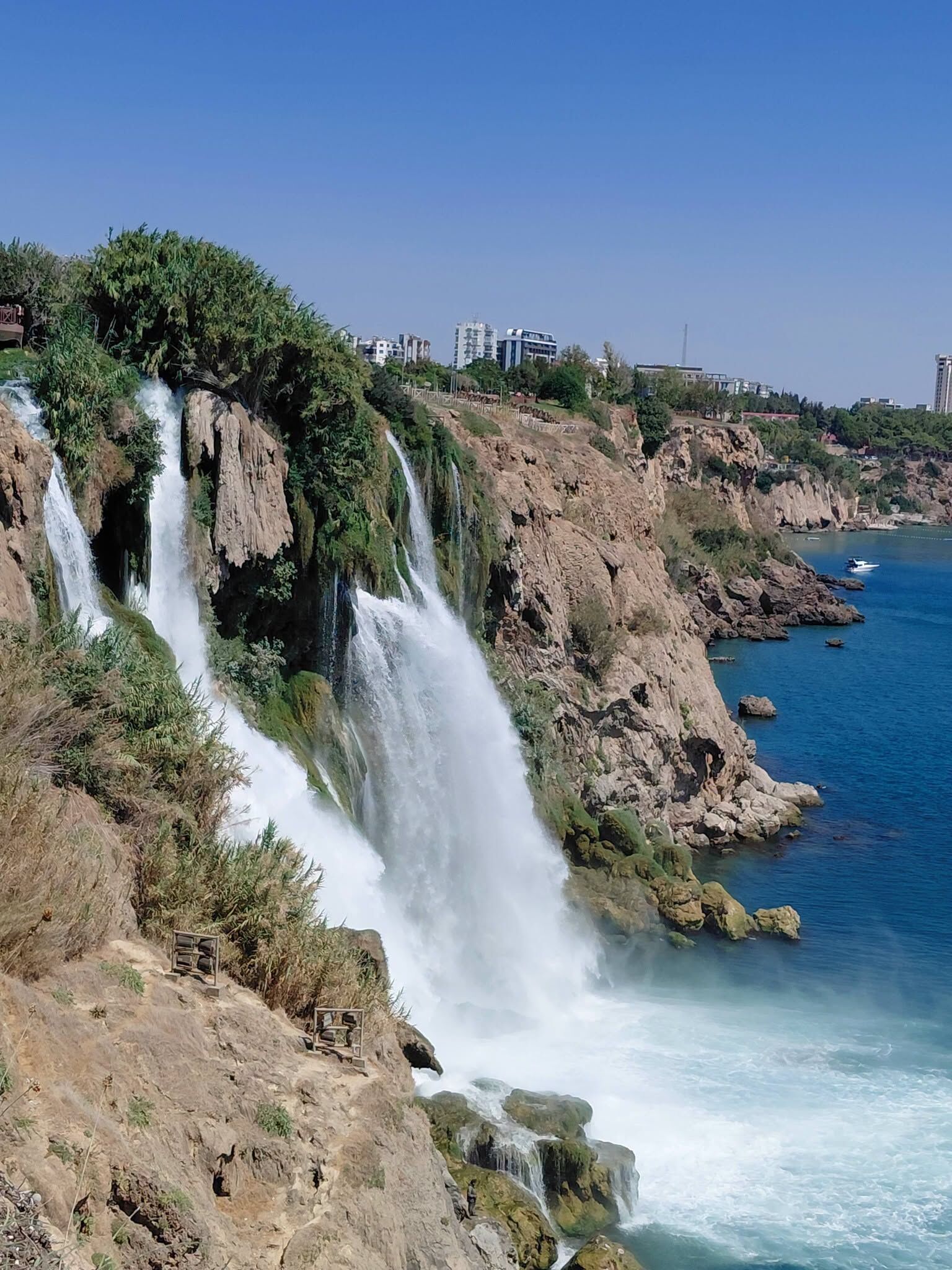 Antalya’da Aşağı Düden Şelalesi Ziyaretçileri Büyülüyor3