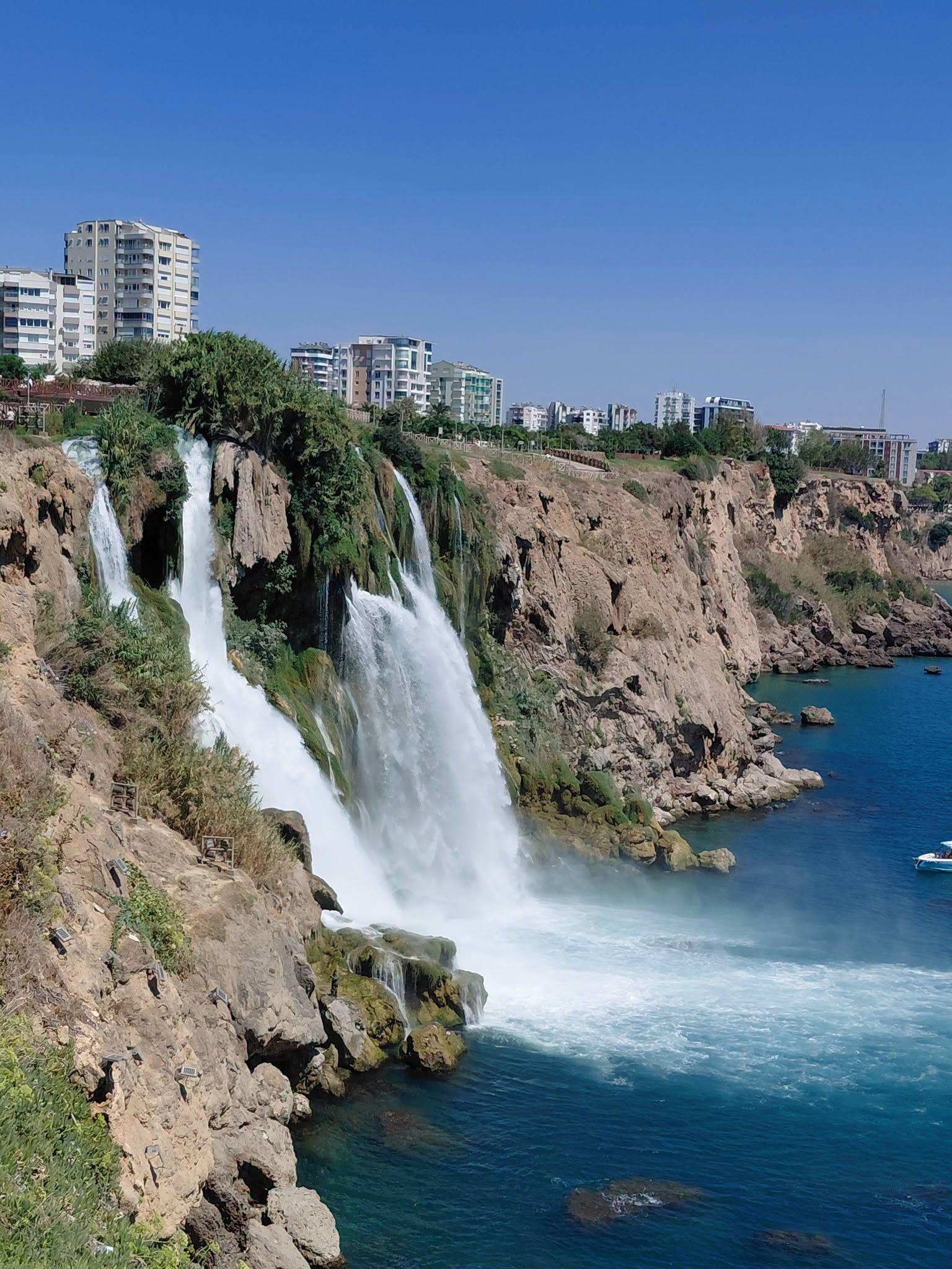 Antalya’da Aşağı Düden Şelalesi Ziyaretçileri Büyülüyor4