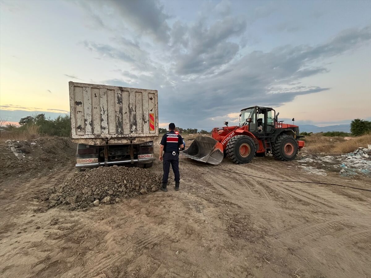 Antalya'da kaçak kum operasyonunda 3 şüpheli gözaltına alındı