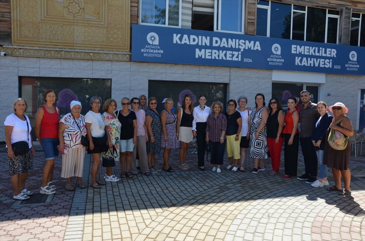 Antalya'da kadınlara kış hazırlığı bilgilendirme etkinliği düzenlendi