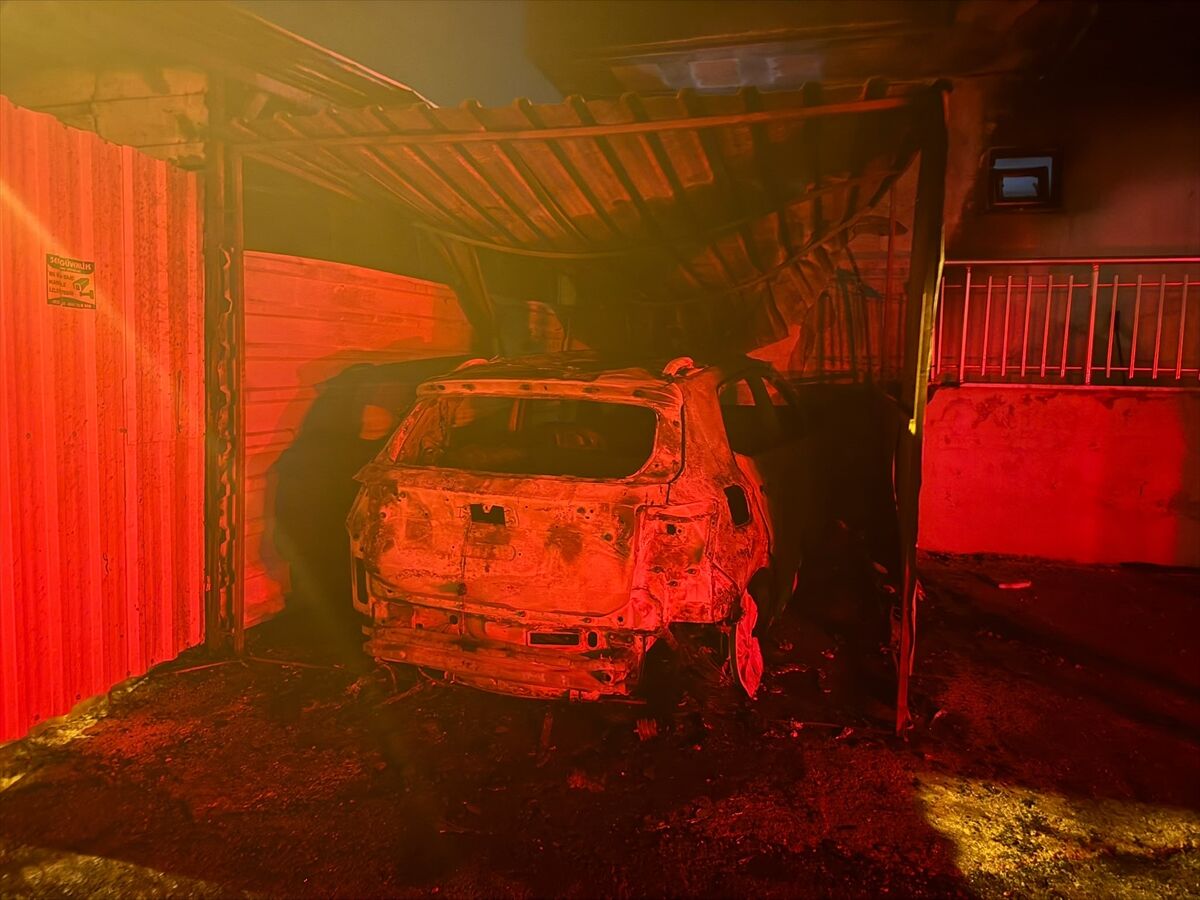 Antalya'da motosikletli kişinin otomobili ateşe verdiği anlar güvenlik kamerasında
