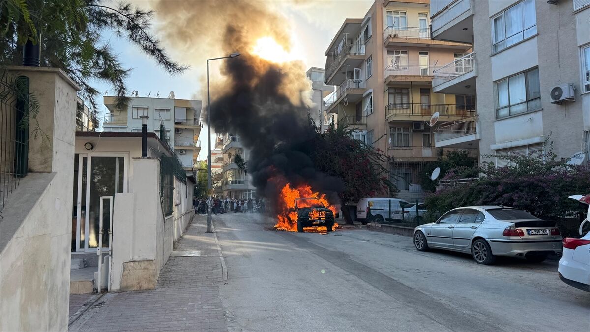 Antalya'da otomobilde çıkan yangın söndürüldü