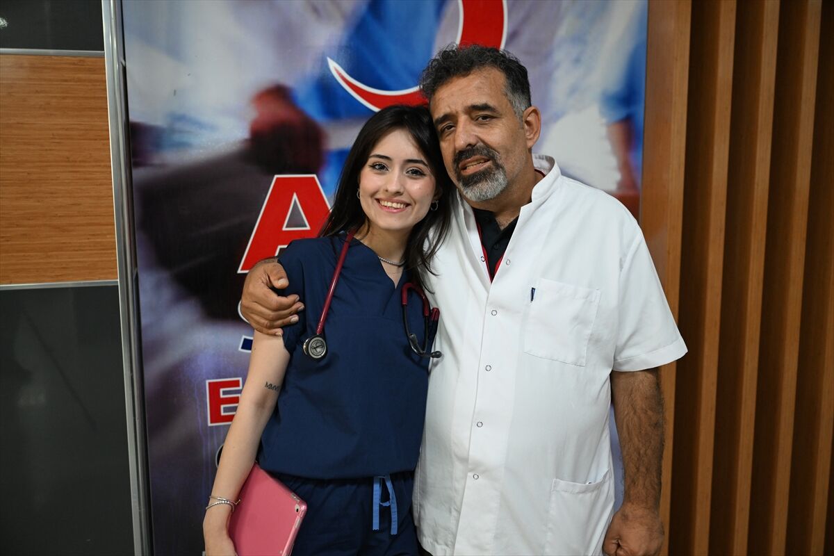 Doğduğu hastaneye atanan doktor sağlık memuru babasıyla çalışıyor