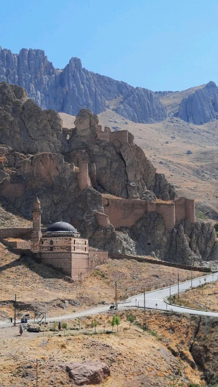 Doğubayazıt’ta Taşa Kazınan Tarih Kale Ve Eski Beyazıt Camii