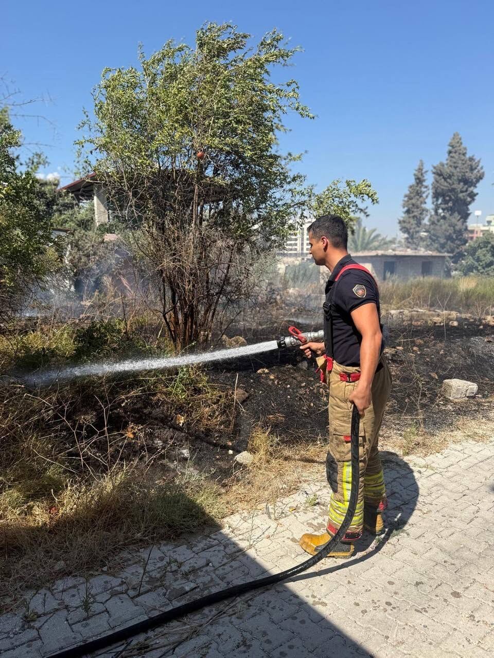 Hatay Antakya’da Ot Yangını Büyümeden Söndürüldü
