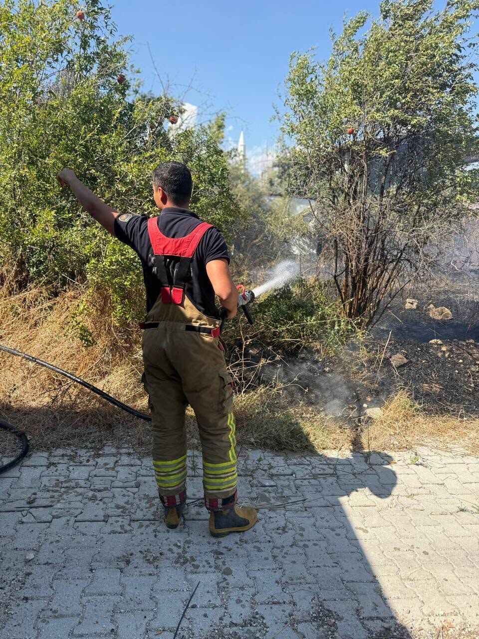 Hatay Antakya’da Ot Yangını Büyümeden Söndürüldü2