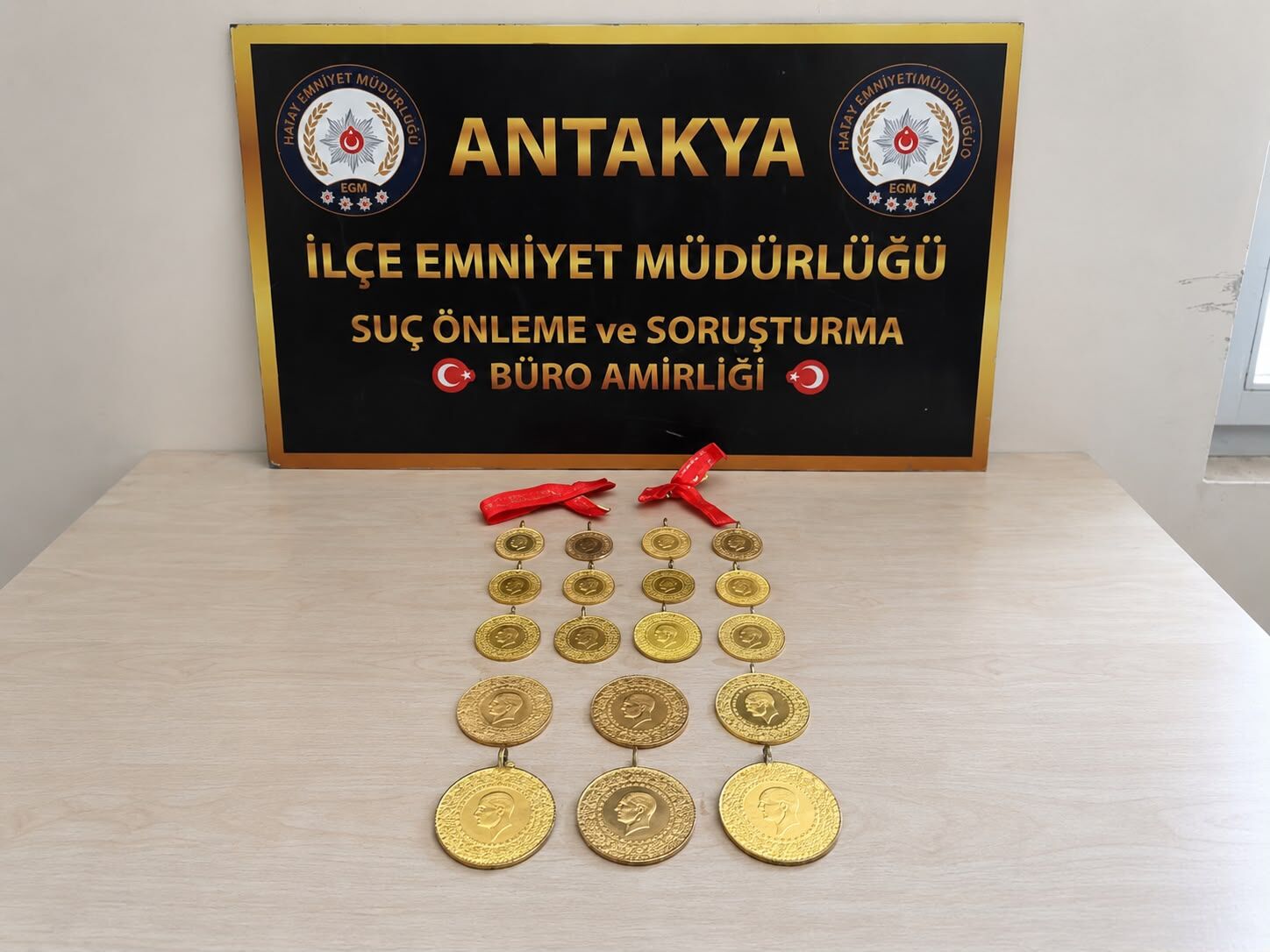 Hatay'da otomobilden inen kişinin düşürdüğü altınları alan şüpheli yakalandı