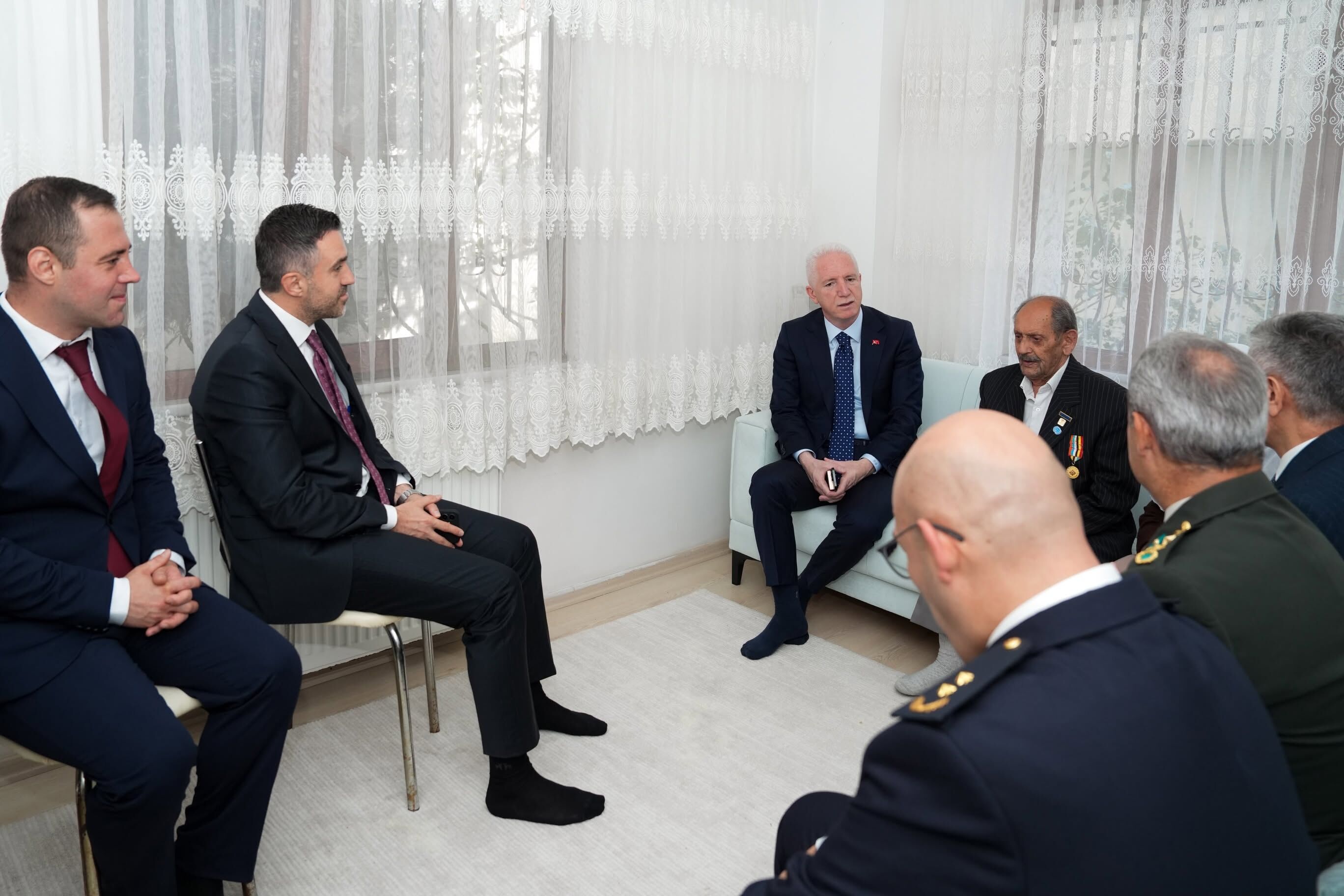 İstanbul Valisi Gül Kore Gazisi Gündoğdur'u Ziyaret Etti3