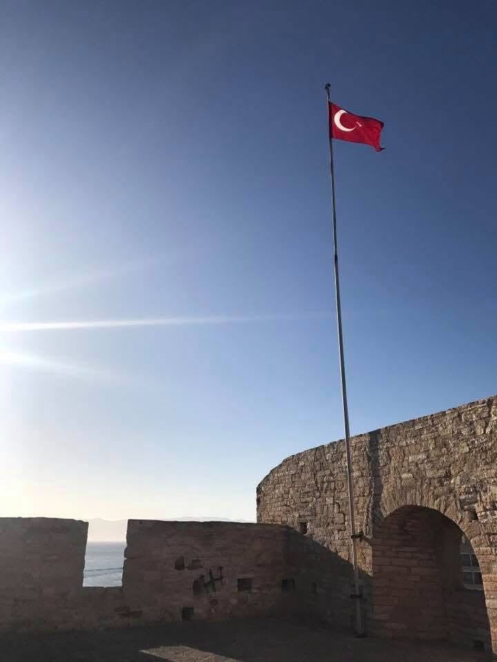 İzmir'deki Çeşme Kalesi 500 Yıllık Tarihiyle Büyülüyor4