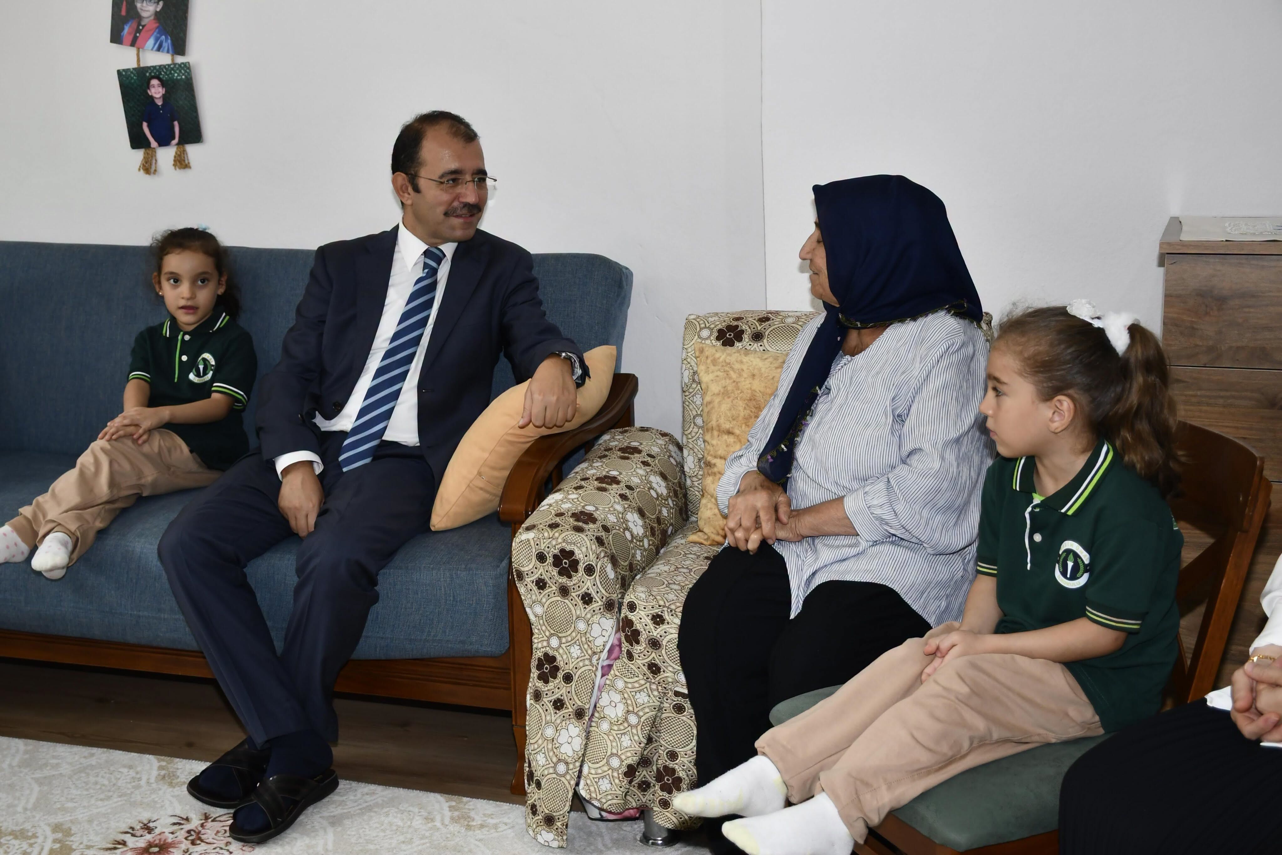 Kadirli Kaymakamı Erdinç Dolu Öğrencilerle Birlikte Şehit Ailesini Ziyaret Etti