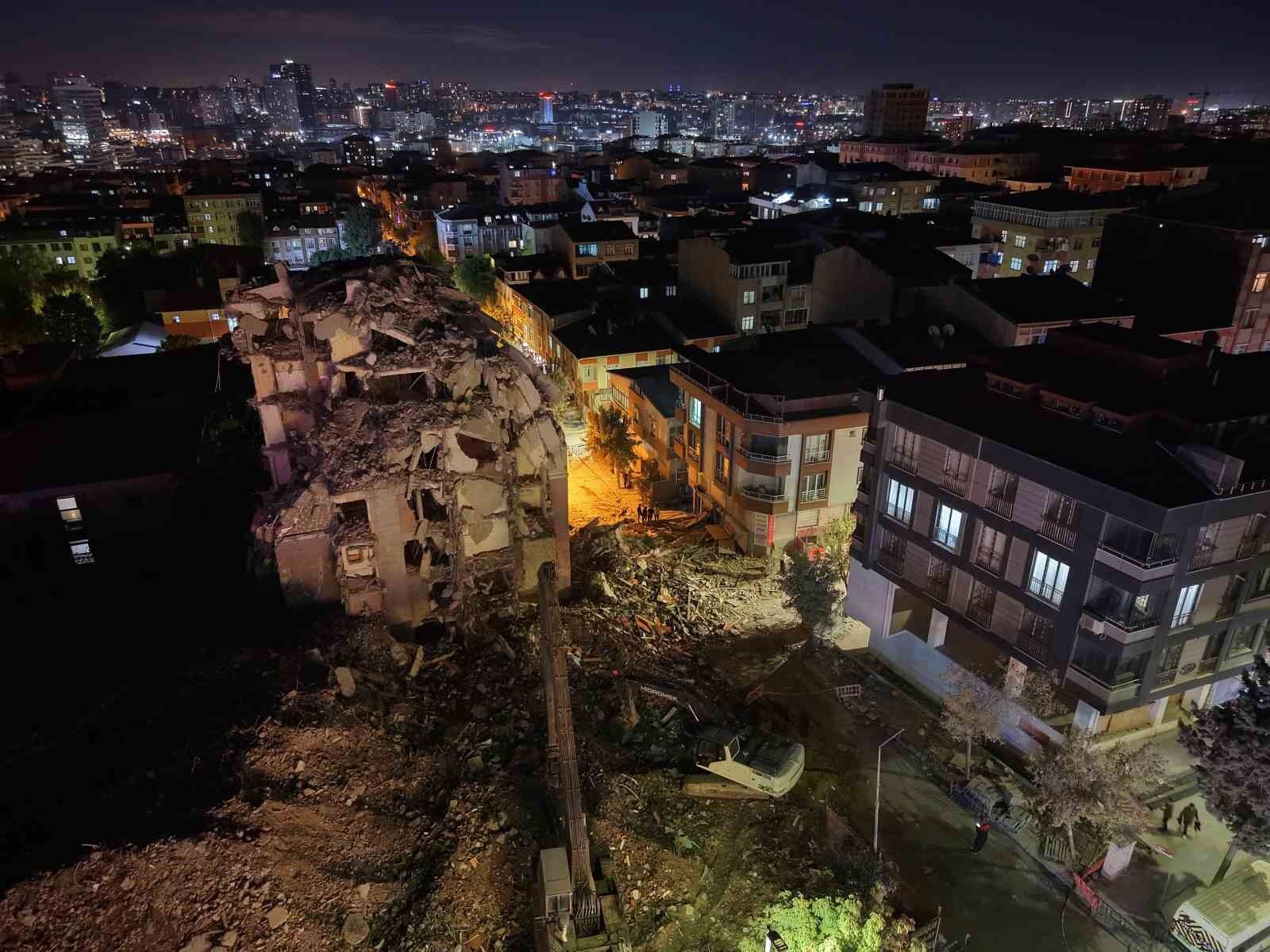 Küçükçekmece’de Kentsel Dönüşüm Yıkımında Çökme: 3 Yaralı