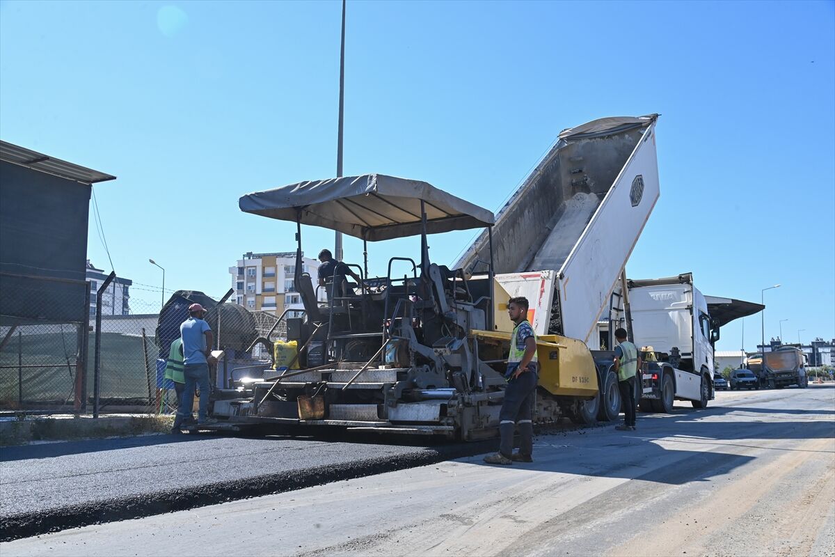 Kumluca'da sıcak asfalt çalışması yapıldı