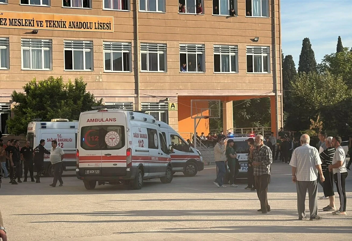 Manisa Turgutlu’da Lise Yakınında Silahlı Saldırı 8 Kişi Etkilendi