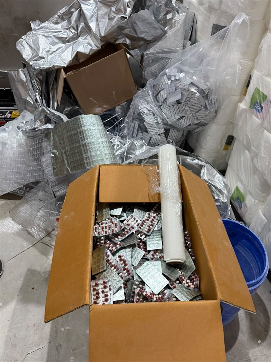 Mersin'de imalathaneye operasyonda 100 bin sentetik ecza hapı ele geçirildi