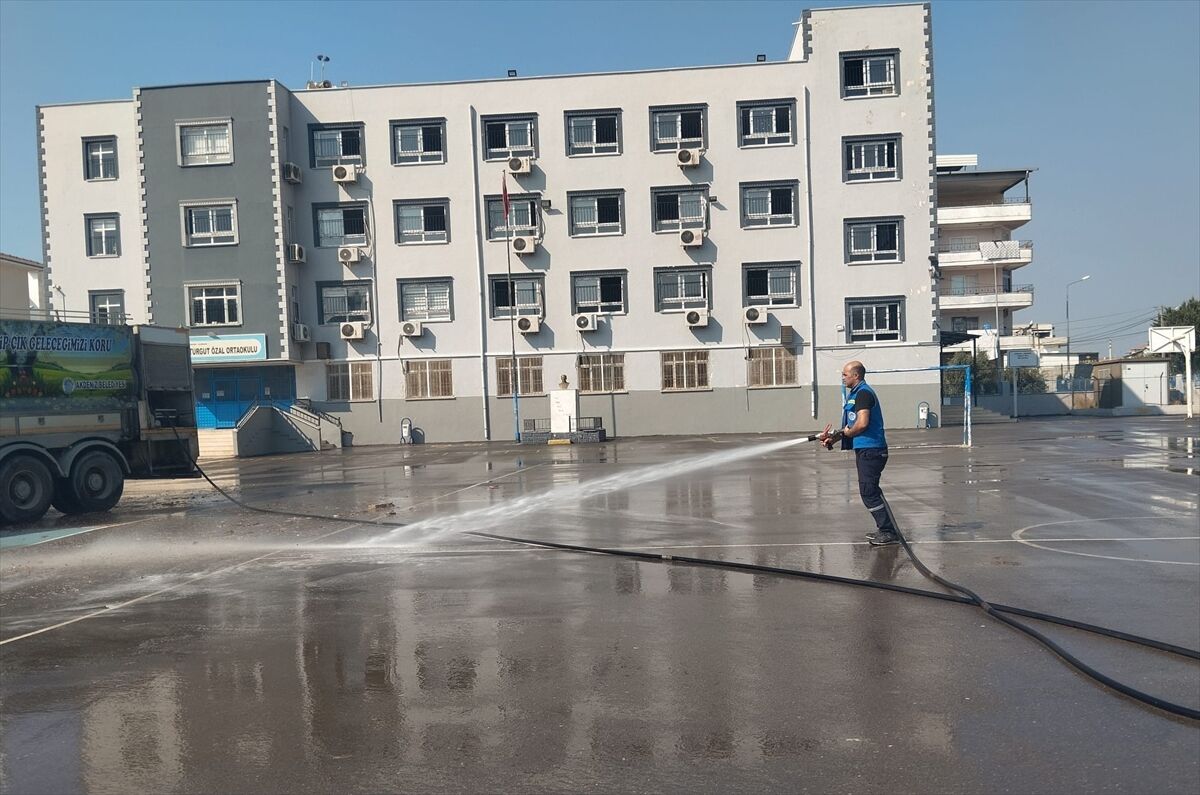 Mersin'de okul bahçeleri belediye ekiplerince temizlendi
