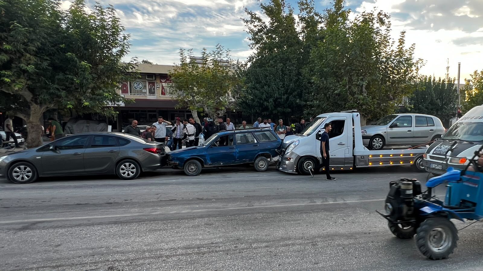 Mersin'de zincirleme trafik kazasında 4 araç hasar gördü