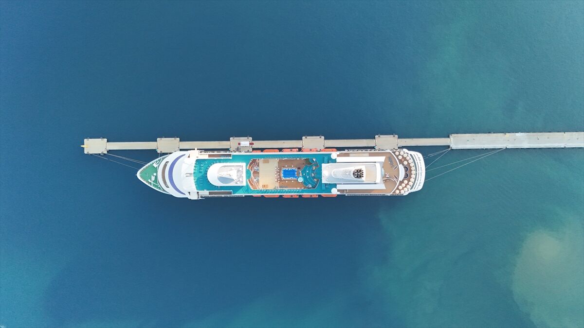 Palau bayraklı kruvaziyer 'Astoria Grande' Alanya Limanı'na demirledi
