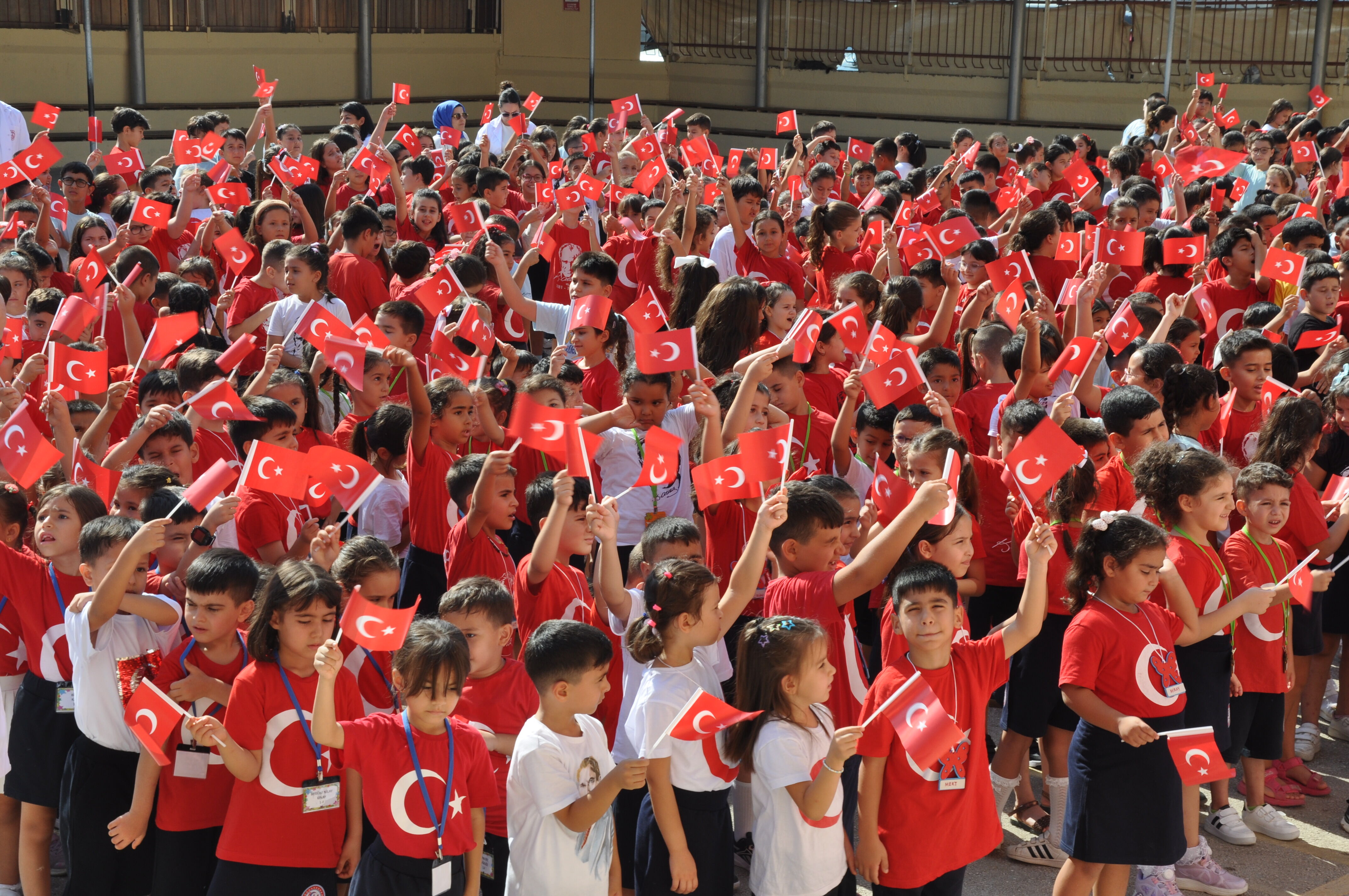 Silifke'de ilk ders zilini Kaymakam Eyüp Fırat çaldı