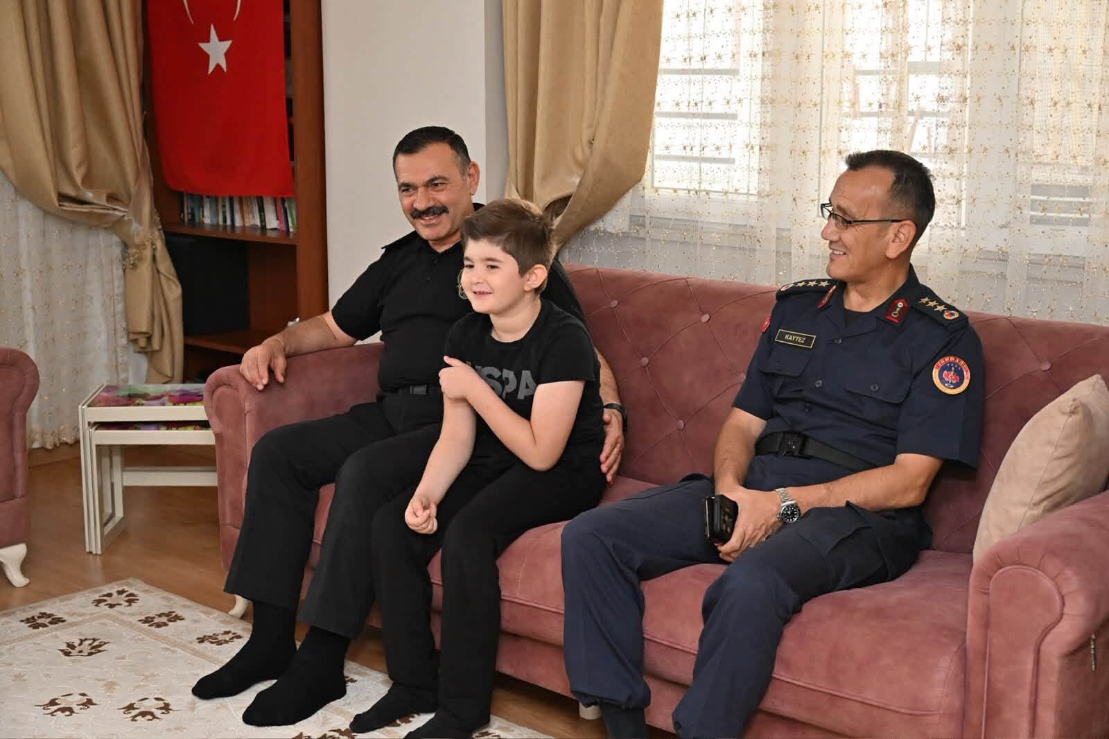 Vali Serdengeçti’den Gazi Ramazan Sarı Ve Ailesine Ziyaret (2)